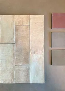 rechthoekige en langwerpige keramische cotto of terracotta tegels in licht rood, roze grijs. Kunnen zowel als vloer of wand. Snel beschikbaar in onze stockverkoop voor doe het zelvers.
