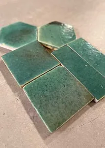Goedkope wandtegels vind je in onze kleine tegels outlet. Neem een kijkje voor promoties en aanbiedingen in keramische badkamertegels, visgraat tegels, kitkat tegels of echte marokkaanse zelliges. Zoals deze vietnamese zelliges in turquoise of appelblauwzeegroen