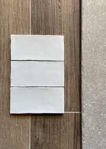 In onze outlet vind je verschillende soorten wandtegels. Zoals deze kleine witte wandtegels met verouderde kanten.