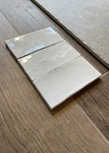 In onze outlet vind je verschillende soorten wandtegels. Zoals deze kleine witte wandtegels met verouderde kanten.