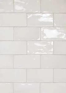 Outlet in kleine witte tegeltjes met verouderde kanten