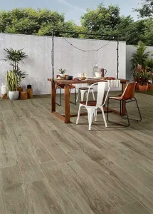 Stockverkoop en outlet in eerste keuze houtlook tegels bij Top Tegel in West Vlaanderen, Ieper.