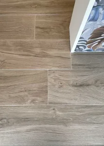 Stockverkoop en outlet in eerste keuze houtlook tegels bij Top Tegel in West Vlaanderen, Ieper.