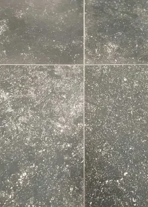 Tegel outlet: keramische blauwsteenlook 60x60x1cm | close up