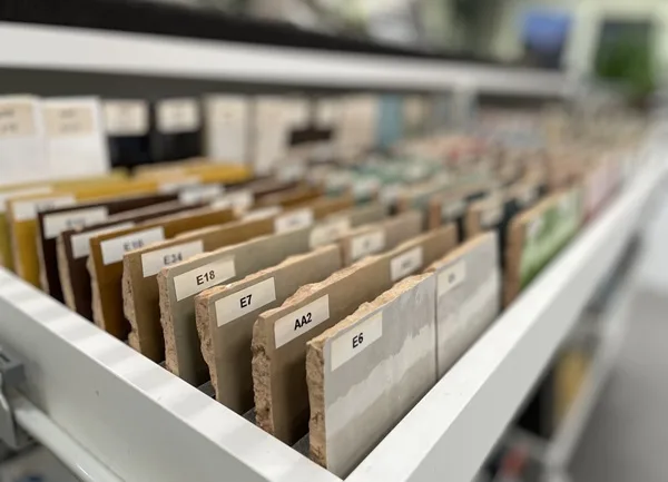 Kom langs naar ons tegelhuis en ontdek meer dan 60 verschillende kleuren zelliges bij Top Tegel 04. We liggen tussen Ieper, Menen en Roeselare. Nabij Comines.