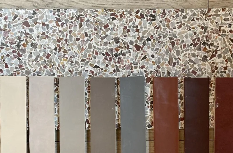 Ben je op zoek naar de perfecte combinatie voor jouw keuken, badkamer of toilet? Dan zit je met de terrazzo tegels Re-Bel van Revoir Paris en de wandtegels Provence van Revoir Paris goed.