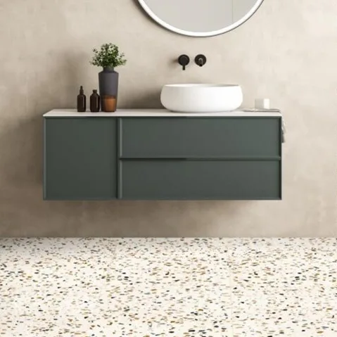 Badkamer met terrazzo vloer in Revoir Paris Cognac en effen keramische wandtegels in warme tinten