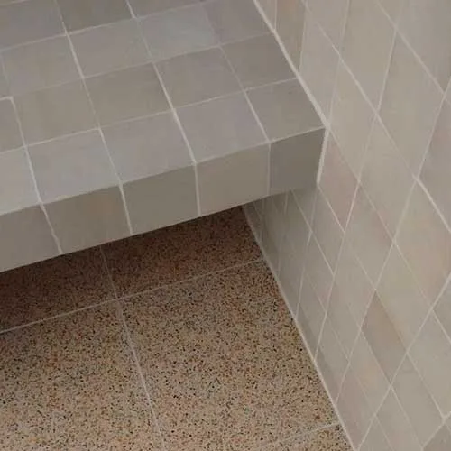 In natte ruimtes zoals in de wellness of badkamer plaats je best zelliges met een voeg. 