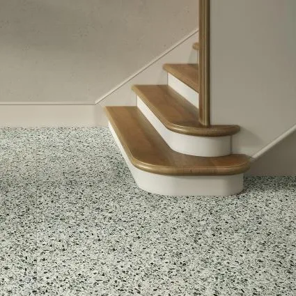 Inkomhal en gang met trap, afgewerkt in Revoir Paris Re-Bel Vert terrazzo vloertegels. De diepe groene tint en verfijnde korrelstructuur geven karakter en elegantie aan deze doorgangsruimte. Ideaal voor een stijlvol en onderhoudsvriendelijk interieur.