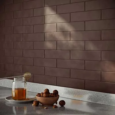 Moderne badkamer met een spatwand in Revoir Paris Provence Chocolat wandtegels. De diepe, warme bruintint en matte afwerking creëren een luxueuze en gezellige sfeer. Ideaal voor wie karakter en elegantie wil combineren. Te koop bij Top Tegel 04 in West-Vlaanderen.