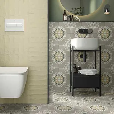 Stijlvolle mix van Revoir Paris Provence Vert Botanique wandtegels en keramische patroontegels. De diepe groentint vormt een krachtig accent naast de decoratieve motieven. Perfect voor een keuken of badkamer met karakter en speelsheid. Te koop bij Top Tegel 04.