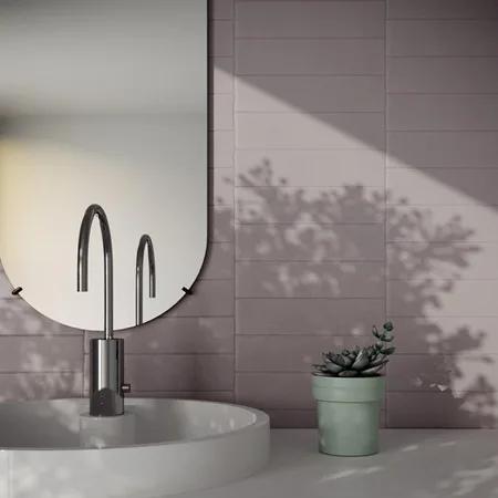 Revoir Paris Provence Parme is een stijlvolle wandtegel in een zachte lila tint. De matte afwerking en licht golvende textuur zorgen voor een verfijnde, trendy uitstraling in keuken of badkamer. Een verrassende kleurkeuze, te koop bij Top Tegel 04 in Ieper.