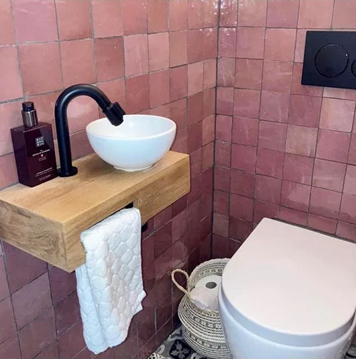 In dit modern toilet werd gekozen om roze zelliges met grijze voegen te plaatsen. Kom langs naar onze toonzaal nabij Ieper, in West Vlaanderen en ontdek onze volledige collectie zeliges. 