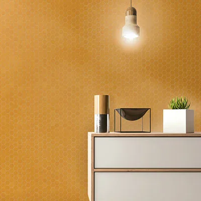 Oker geel hexagon mozaïek is een echte blikvanger voor keuken, badkamer of nis. De warme tint en geometrische vorm zorgen voor een levendig en stijlvol interieuraccent. Kom langs naar onze showroom nabij Ieper en menen en ontdek onze hele collectie gele wandtegels