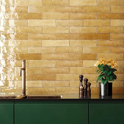 Budgetvriendelijke wandtegels in oker, geplaatst in halfsteensverband, geven dit landelijk interieur een warme en authentieke uitstraling. Ideaal voor wie sfeer wil creëren zonder groot budget.