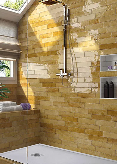 Landelijke badkamer met oker gele wandtegels straalt warmte, rust en authenticiteit uit. De zachte kleurtint en het tijdloze karakter zorgen voor een gezellige, zuiderse sfeer.