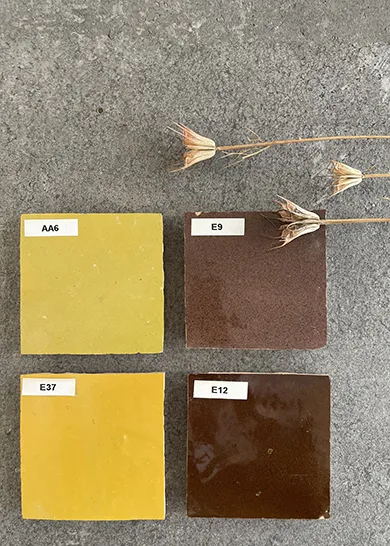 Bij Top Tegel 04 nabij Ieper ontdek je zelliges 10x10 cm in diverse gele tinten. Deze handvorm tegels brengen warmte, glans en een authentieke uitstraling in elk interieur.