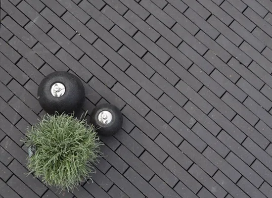 Strakke buitenverharding met antraciet kleiklinkers in modern legpatroon. Deze kleurvaste, duurzame gebakken klinkers zorgen voor een tijdloze uitstraling rond de woning. Ontdek kleiklinkers en krijg persoonlijk advies bij Top Tegel 04 in Ieper, West-Vlaanderen