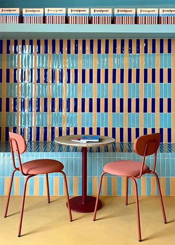 Dit mediterraans interieur combineert meerdere kleuren in speelse patronen voor een echt zuiders gevoel. Het resultaat is warm, levendig en vol karakter, perfect voor keuken of badkamer.