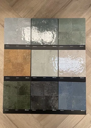 Kom langs naar onze showroom in Geluveld, zonnebeke tussen Ieper, Roeselare en Kortrijk en ontdek ons volledig gamma blinkende mediterraanse wandtegels