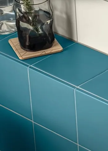 Wandtegels met bords emaille hebben ook geglazuurde zijkanten, waardoor geen afwerkingsprofiel nodig is. Zorgt voor een strakke, naadloze en hoogwaardige afwerking van je tegelwand.