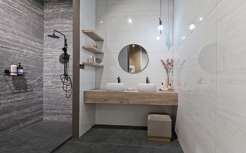 Grijze marmer look tegels in combinatie met witte wandtegels in de inloop douche