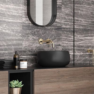 Moderne badkamer met griijze tegels, zwarte kranen en warm hout. 