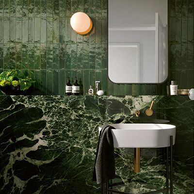 XXL marmerlook tegels in groen in combinatie met kleine groene rechthoekige wandtegels in de badkamer