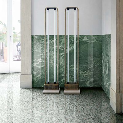 Combineer marmer look tegels met terrazzo. Beide in groen tinten