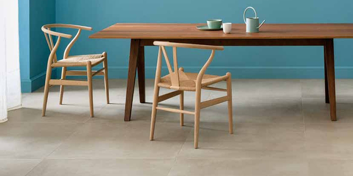 Keuken met grote beige betonlook tegels. Te koop bij Top Tegel 04 in West Vlaanderen. Tussen Ieper en Kortrijk.