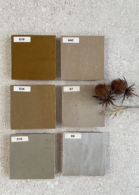 Wil je in jouw keuken of badkamer landelijke tegels plaatsen? Dan zit je met deze collectie rustieke handgemaakte tegels goeD. Beschikbaar in verschillende kleuren beige zoals zand, ecru, creme of champagne