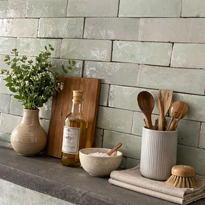Bejmat zelliges 5x15x2cm in muntgroen geven je badkamer of keuken een frisse, Marokkaanse uitstraling. Te bekijken in onze showroom in West-Vlaanderen.