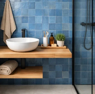 Geef je keuken karakter met een accentmuur in jeansblauwe zelliges zonder voeg. Bekijk zelliges 10x10cm in onze showroom in West-Vlaanderen en laat je inspireren door meer dan 60 kleuren.