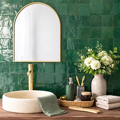 Donkergroene zelliges 10x10cm als accentmuur in de badkamer zorgen voor een luxueuze, tijdloze look. Te bekijken in onze showroom in West-Vlaanderen.