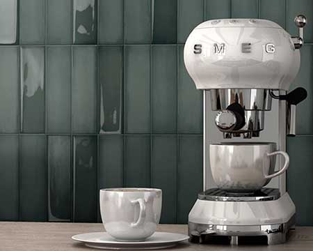 Kleine wandtegels als achterwand in de keuken. De spatwand tegels kunnen zowel horizontaal, verticaal als in visgraat geplaatst worden. De keramische zelliges bestaan in verschillende kleuren, zoals groen, zwart, beige of wit. Kom langs en ontdek al onze kleine tegeltjes. 