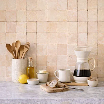 Ongeglazuurde terracotta zelliges 10x10cm als spatwand in de keuken? Ontdek onze collectie in de showroom in West-Vlaanderen.