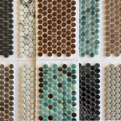 In onze showroom in West Vlaanderen tonen wij jullie verschillende penny mosaic. Dit zijn ronde kleine tegeltjes of mozaïek. Deze worden steeds op net geleverd. 