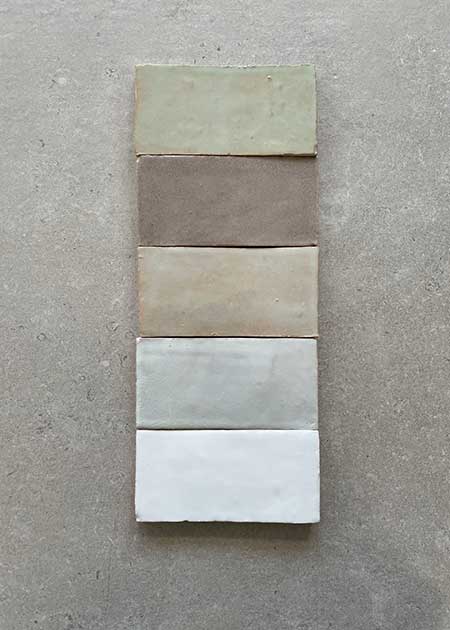 Rechthoekige zelliges voor de muur in verschillende kleuren. 