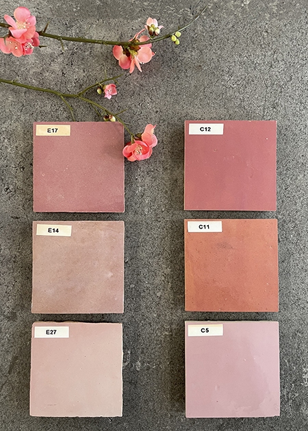 Handegemaakte landelijke wandtegels in verschillende tinten roze. Zoals oudroze, pastel, framboos, babyroze of blush