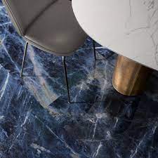 Blauwe marmer look tegels op de vloer. 