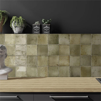Zwarte moderne keuken met als spatwand vierkante kleine keramische zelliges in mosgroen.