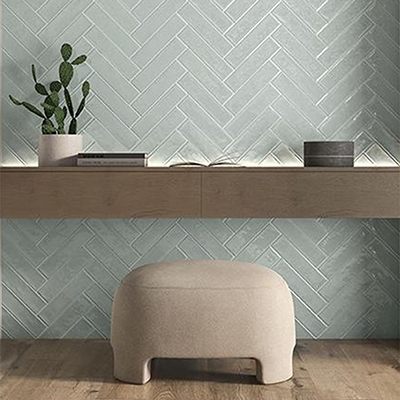 Pastel kleurige keramische zelliges invisgraat in de woonkamer.