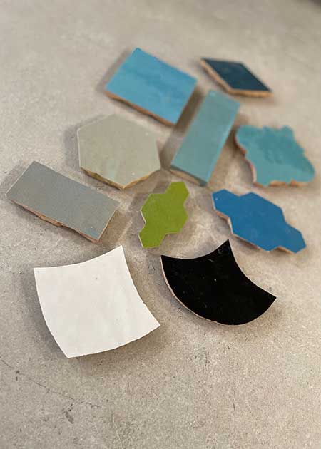 Zellige bestaan in verschillende formaten zoals 10x10cm, bejmat 5x15cm, hexagon, schubben of lampion.