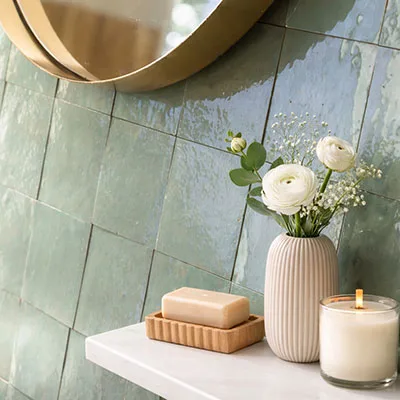 Badkamermuur in muntgroene zelliges? Ideaal als accentmuur of douchewand voor een unieke handgemaakte look. Te bekijken in onze showroom in West-Vlaanderen.