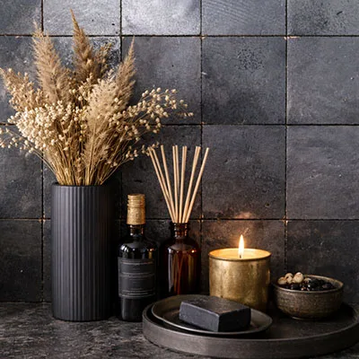 Deze handgemaakte tegels kan je zowel in de keuken, badkamer of toilet plaatsen. beschikbaar in verschillende kleuren zoals zwart mat of blinkend. Maar ook in metallic en carbon. Kom langs naar ons tegelhuis in West Vlaanderen, voor meer inspiratie en trends in handgemaakte rustieke wandtegels.