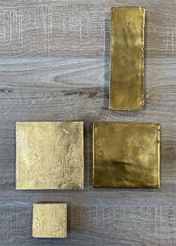 Marokkaanse zelliges in goud of bladgoud. De gouden tegels zijn beschikbaar in verschillende formaten. 5x5, 10x10 en 5x15cm.