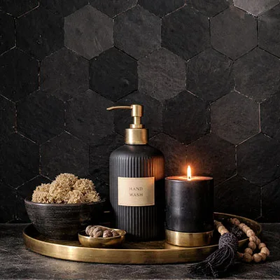 Ga voor een statement met zwarte hexagon zelliges in de keuken, badkamer of hal. Bekijk de mogelijkheden in onze showroom in West-Vlaanderen.