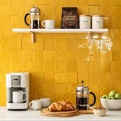Gele zelliges als accentmuur in de keuken brengen kleur, warmte en ambacht samen. Perfect voor wie een tijdloze keuken wil combineren met een opvallend en sfeervol accent.