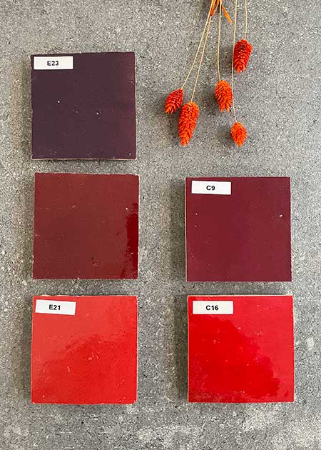 Zoek je rustieke handgemaakte tegels in felrood, bordeaux of aubergine dan zit je met deze collectie handgemaakte tegels in 10x10cm goed. Kom langs naar ons tegelhuis nabij ieper voor meer rode zelliges 
