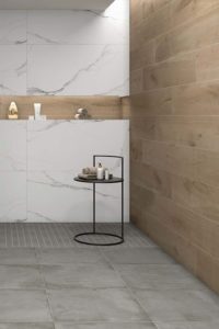 inloopdouche met houtlook en marmerlook tegels aan de wand in combinatie met betonlook tegels op de vloer